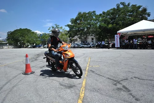 Pic 9 - Media test riding the All-New Wave 110
