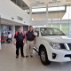 Pic 1_VIPs with the Updated Nissan Navara_(L)Mr. Fung Chee Sheng, Deputy General Manager of ETCM (Sabah) Sdn Bhd_(R) Dato David Chen_Executive Director of ETCM Sdn Bhd