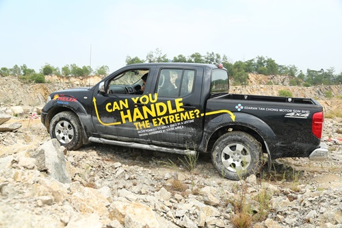 A participant taking the Nissan Navarra pass a rocky stretch_2