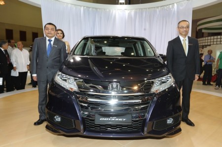 Honda Malaysia President and Chief Operating Officer Encik Roslan Abdullah and Managing Director and Chief Executive Officer, Mr. Yoichiro Ueno with the All-New Odyssey – Glamorous Mauve Pearl