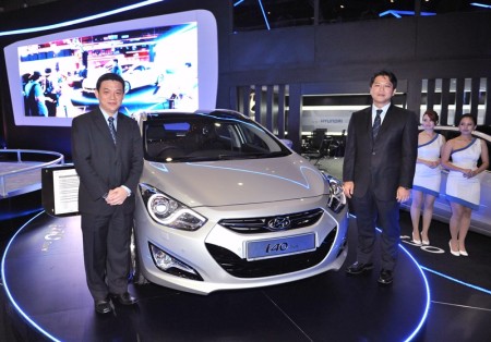 (L to R) Mr Lau Yit Mun, Managing Director of HSDM and Mr Zoon Kim, Deputy General Manager, Asia & Pacific Regional Headquarters of Hyundai Motor Company with the newly launched i40 Tourer copy