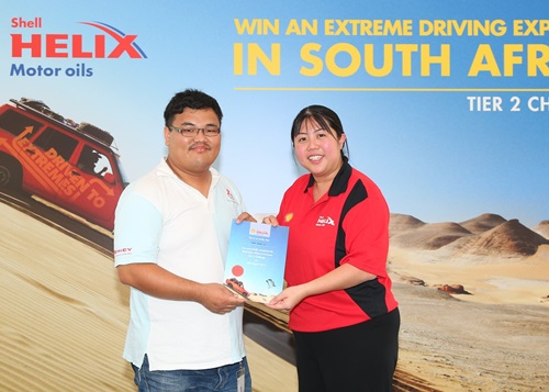 Receiving his certificate from Shell Lubricants Brand and Communications Manager Yu Li-Ching, Gan Yong Li is South Africa-bound after winning the media challenge.