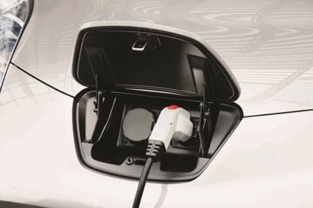 07 Nissan LEAF_Charging Port