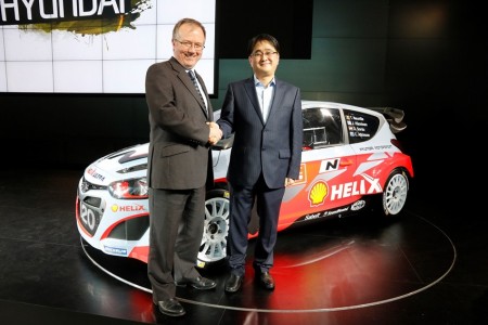(L-R) Colin Abraham, Shell Vice President Marketing (Fuels and Lubricants) with G.H. Choi, President of Hyundai Motorsport GmbH