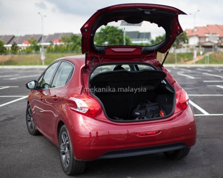 PEUGEOT 208 (9)