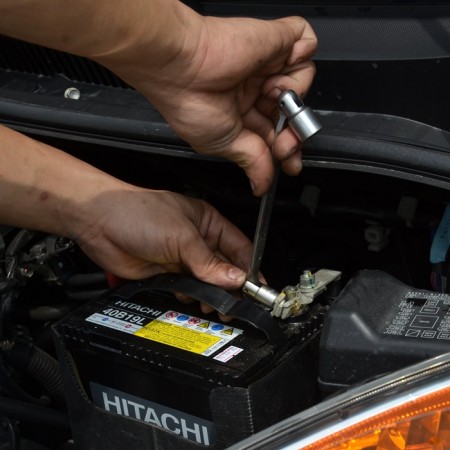 Hitachi-battery-installation-mekanika (1)