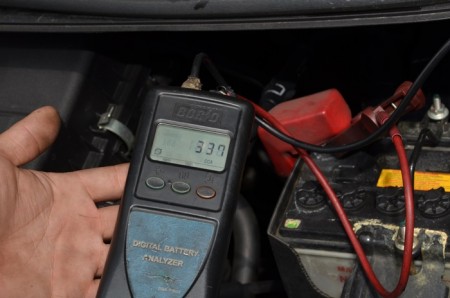 Hitachi-battery-installation-mekanika (3)