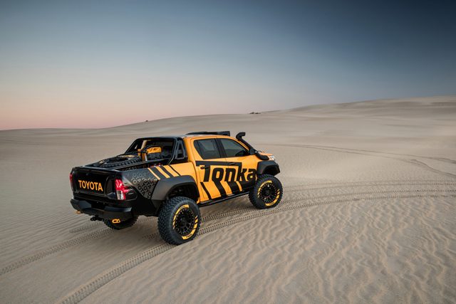 2017 Toyota HiLux Tonka Concept  Mekanika