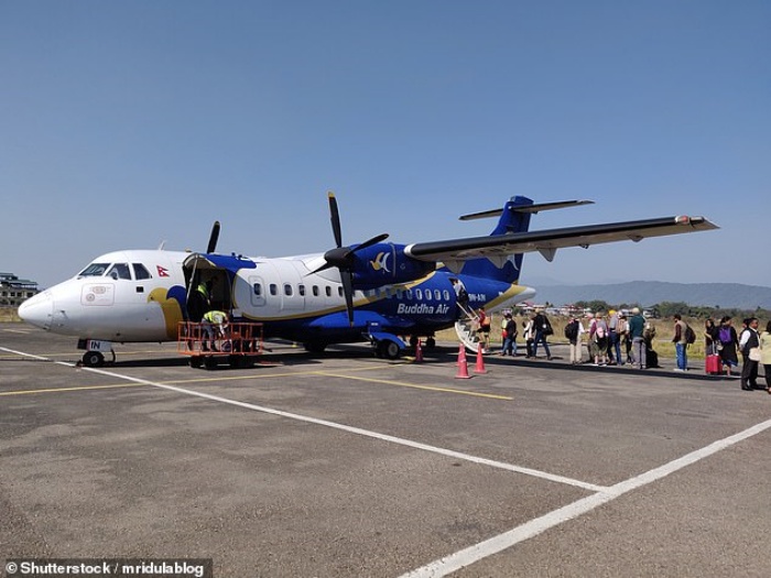 Pesawat Buddha Air Landing Salah Lapangan Terbang Pula