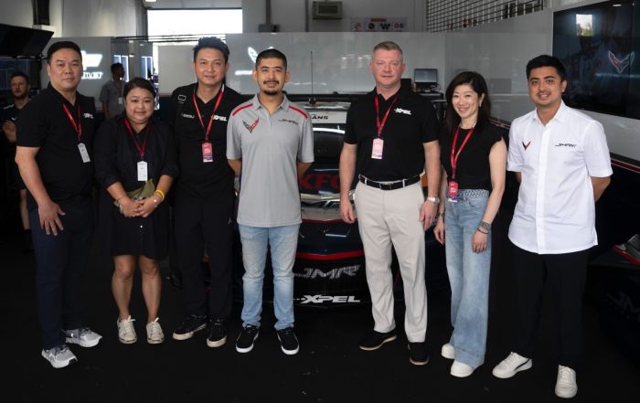 Dari kiri ke kanan (Pengarah Operasi XPEL Malaysia, Encik John Shieh; Pengarah XPEL Malaysia, Cik Joanne Yap; Pengarah Urusan XPEL Malaysia, Encik Dee Soon; wakil JMR, Tunku Abu Bakar Mahmood Iskandar Ibrahim; Naib Presiden Asia Pasifik XPEL, Encik Chris West; Pengarah Urusan Asia Pasifik XPEL, Cik Christine Pu; Ketua Operasi & Kewangan JMR, Raja Rafi).